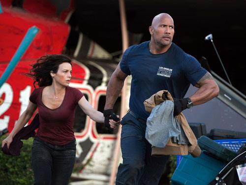 Carla Gugino et Dwayne Johnson: finalement il faut fuir la faille, forcément (©Warner Bros).