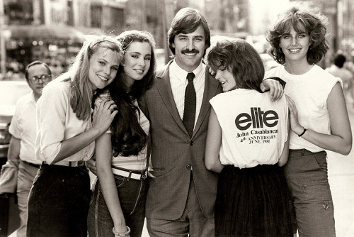 John Casablancas, ici en 1981, avait un métier difficile: recruter et s'occuper des plus belles filles du monde... (©Jacques Silberstein/UFO Distribution)