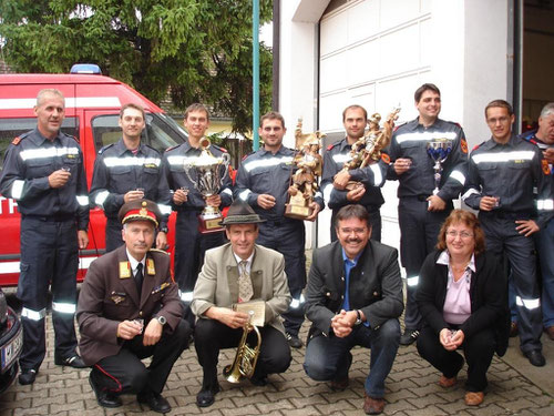 Empfang der Wettkampfgruppe Zwingendorf 1 beim FF-Haus mit Bezirkskommandant-Stv. Reinhard Steyrer, Bgm. Josef Windpassinger, Landtagsabgeordneter Ing. Manfred Schulz und Vzbgm. Hildegard Sulz