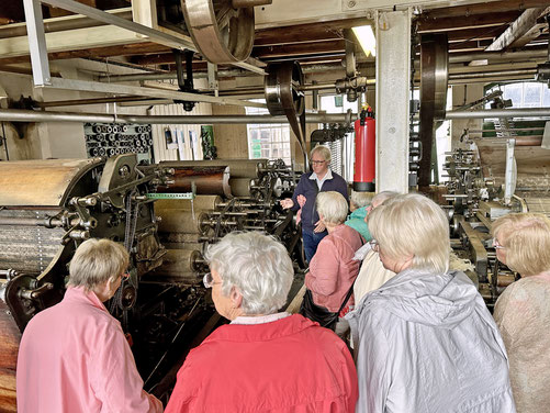 LandFrauen aus Preetz bei einer Führung durch die Wollspinnerei Blunck
