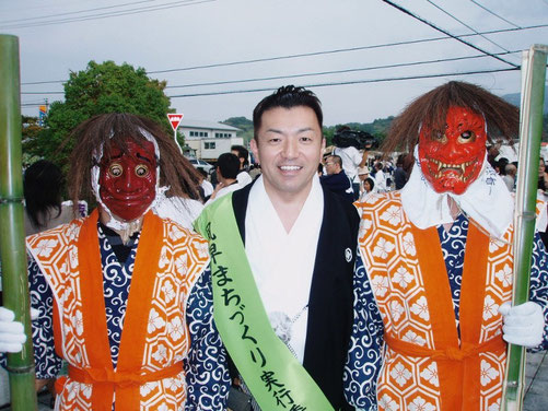 4年後(2012)ドラマの主役となる猪木大魔と記念撮影。「これを世に出してやらないかん!」と熱い思いが迸る。