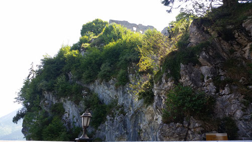 Ganz oben ist ein Teil der Burg zu sehen...