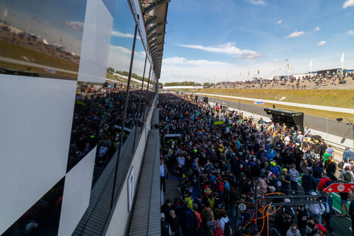 absolute Fan-Nähe mit dem Pitwalk als Rahmenprogramm Foto: Markus Toppmöller