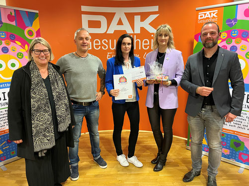 Platz 2 - Sternenkinder Dessau e.V. mit Staatssekretärin Susi Möbbeck, Thomas Büttner (DAK Dessau) und Steffen Meyrich (DAK Landeschef), Bildrechte: DAK-Gesundheit 