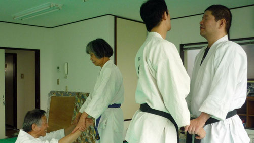 姿勢を正す　千葉県鎌ヶ谷市の八光流柔術健心会道場です。