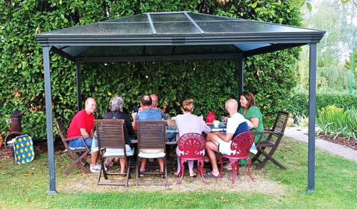 petit déjeuner dans le jardin