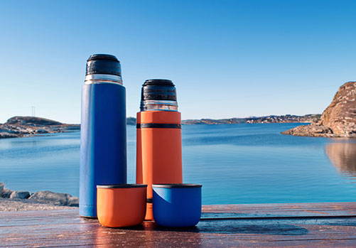 2 Thermoflaschen vor Landschaften 2026