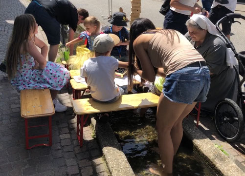 Beschäftigte Kinder mit Sr. Angela Maria
