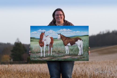 Künstlerin Hanna Stemke mit dem fertigen Kunstwerk angelehnt an Orren Mixer