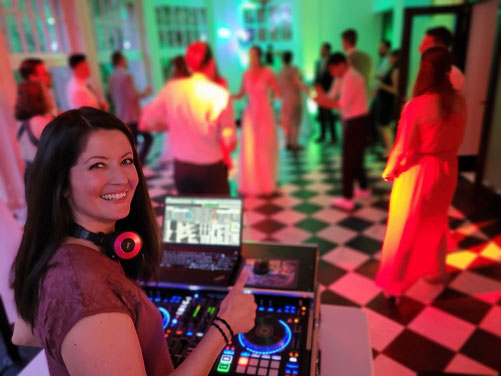 Ausgelassene Partystimmung mit DJane Jutta Stoffels auf Schloss Eulenbroich