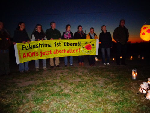 30 Atomkraft-GegnerInnen gedenken der Strahlenopfer weltweit mit dem Ulmentanz