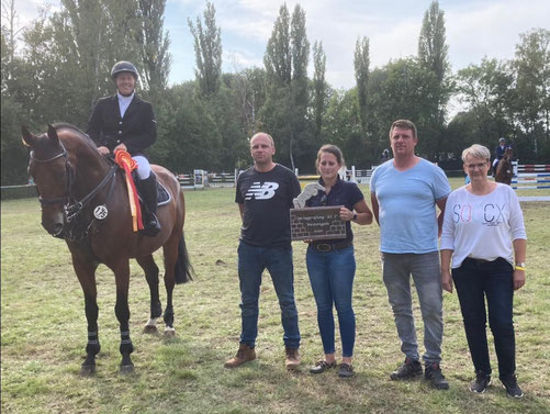 Ehrenpreis für Ellen Endert nach ihrem Sieg beim S*-Springen.