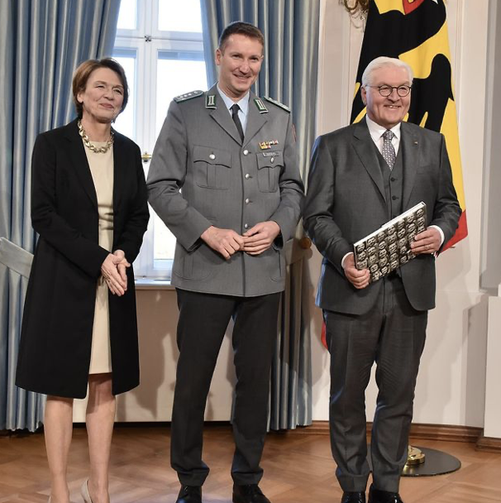 Ubergabe unseres Gesichter des Lebens Invistus Games Bildband beim Bundespräsident Steinmeier