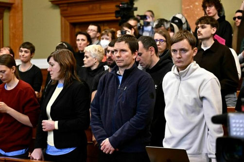 Familie og venner til Maja under hendes retssag i Budapest