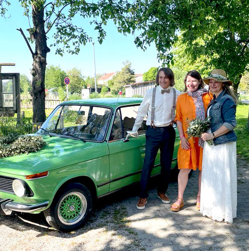 Christina Aschenbrenner mit einem glücklichen Hochzeitspaar