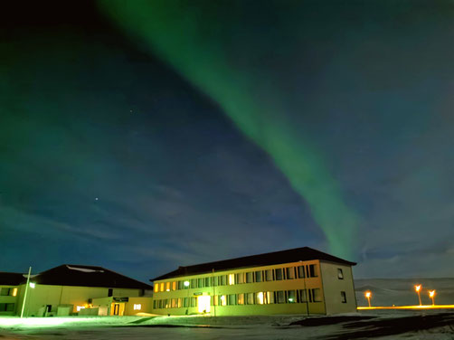 Polarlicht über Hotel Laugarbakki