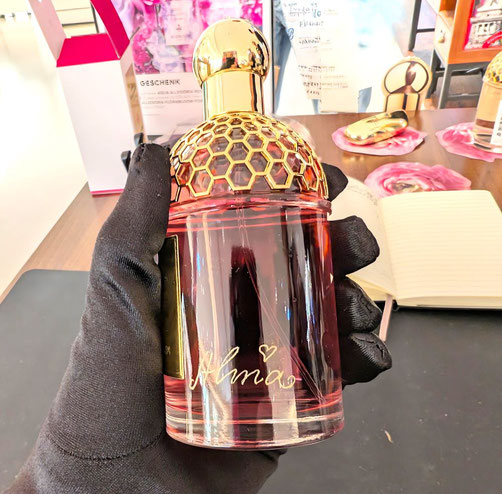 Exklusives Guerlain-Parfum veredelt mit goldener Gravur Frankfurt Zeil Douglas