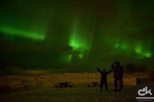 "Juhui, Nordlichter!" - Ich, vor der Fährmann Skulptur bei Sauðarkrókur