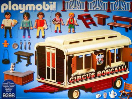 Im Paket Playmobil 9398 ist eine Wohnwagen, ein Mann eine Frau, ein Kind, ein Tisch, vier Klappstühle und weiteres Zubehör enthalten. 