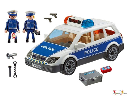 Im Paket Playmobil 6873 ist enthalten ein Polizist eine Polizistin ein Polizeiwagen ein Funkgerät ein Megafon ein Paar Handschellen eine Taschenlampe zwei Pistolen ein Koffer eine Erste-Hilfe-Box zwei Polizeidienstmützen und eine Polizeikelle.