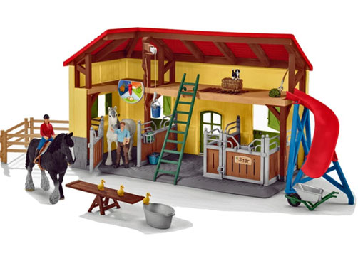Das Set Schleich 42485 enthält über 82 liebevoll gestaltete Einzelteile und bietet vielfältige Spielmöglichkeiten rund ums Füttern und Versorgen der Tiere.