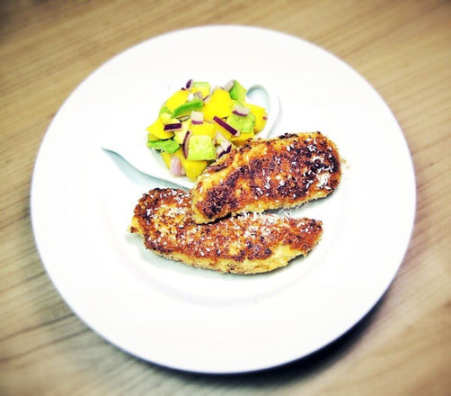 Knuspriges Kokos-Hühnerfilet mit Mango-Avocado-Salsa