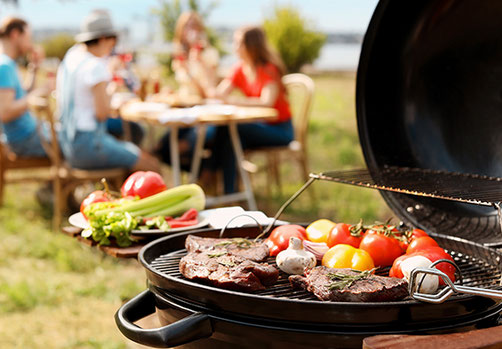 Gasgrill vor Menschen am Tisch 2026