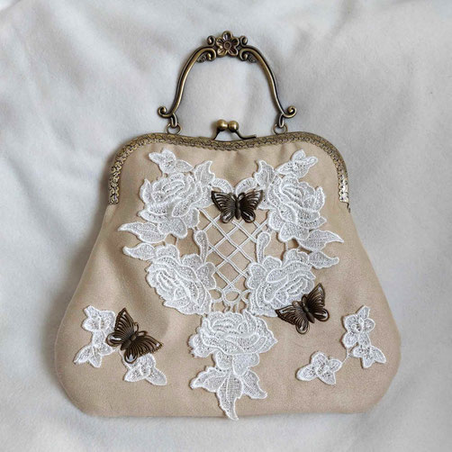 Sac à main pochette fermoir suédine sable rétro dentelle de roses blanches mariage papillons fait main l' Arche de Jessica