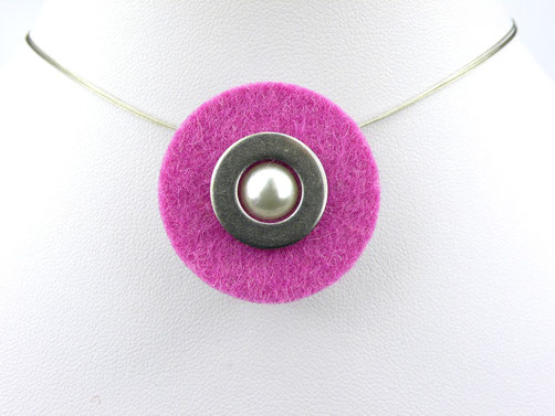 Halskette mit Filzanhänger pink