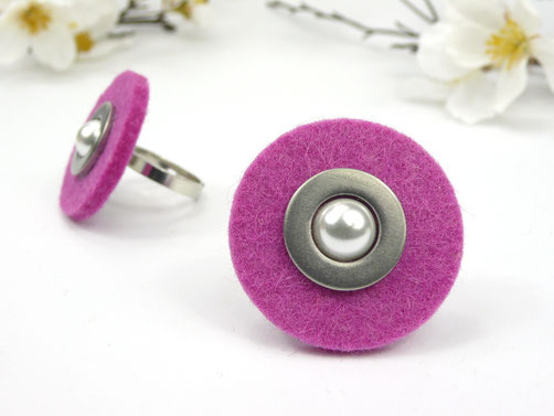 pinkfarbener Filzring mit Edelstahlscheibe und Perle