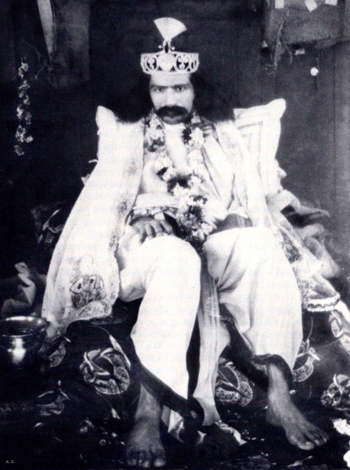 1928 : Meher Baba wearing a crown in Nasik, India. Courtesy of LM p. 1073