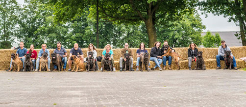 vlnr: Beer, Kyra, Neeltje, Kaya, Rosie, Bop, Rosa, Miep, Ole, Shendor, Dorus en Bob