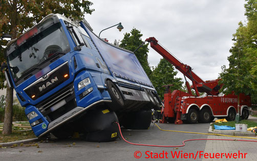 Feuerwehr, Blaulicht, Berufsfeuerwehr Wien, LKW, umgekippt, Floridsdorf