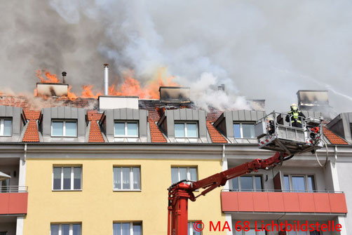 Feuerwehr, Blaulicht, Brand, Dach, Simmering, Berufsfeuerwehr Wien, Enkplatz