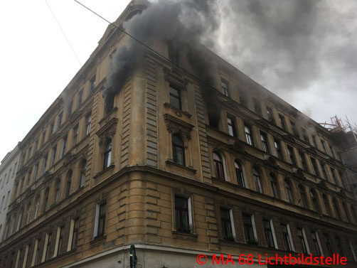 Feuerwehr, Blaulicht, Berufsfeuerwehr Wien, Wohnungsbrand, Favoriten