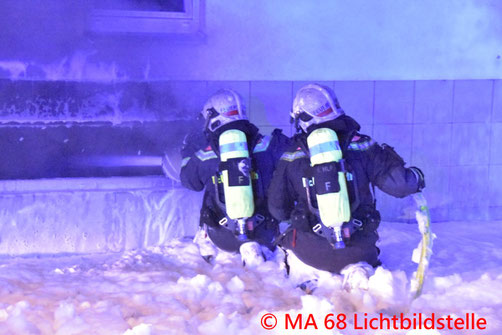 Feuerwehr, Blaulicht, Brand, Dach, Simmering, Berufsfeuerwehr Wien, Enkplatz