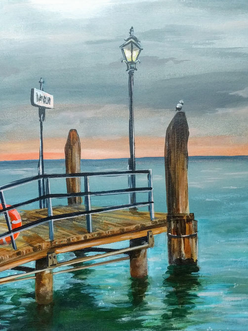 Acrylbild "Bardolino": Anlegesteg von Bardolino mit Blick auf den See, Rettungsring, Möve und Laterne