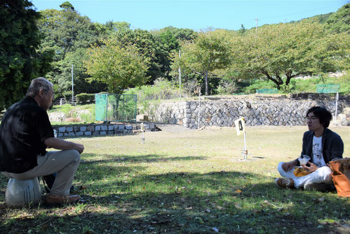 おにぎりが美味しい時間でした　長島愛生園の奥の方の空き地にて　ひだりが〈たかひろさん〉右が〈りょうたさん〉。りょうたさん、さりげなくく、お洒落な青年です。