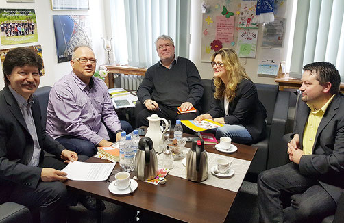 Vom Gewerbeverein nahmen die Vorsitzende Katrin Köhler, Thomas Kleemann (2.v.l.) und Mathias Treffurt (r.) teil; seitens der Gemeinverwaltung Bürgermeister Filippo Smaldino-Stattaus (l.) und der Referent für Gemeindemarketing Claus Schmidt-Eckertz (m.)