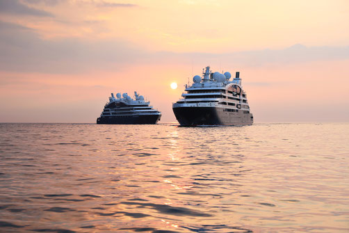 Das Schiff L'Austral und ein Schwesterschiff von Ponant im Sonnenuntergang