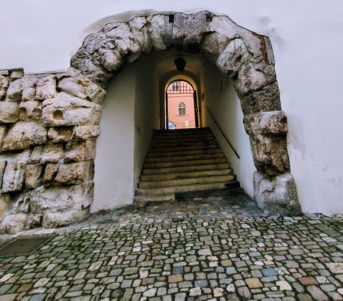 Mit den Römern begann es: Porta Praetoria, das Tor in die römische Festungsstadt aus 179 n. Chr.