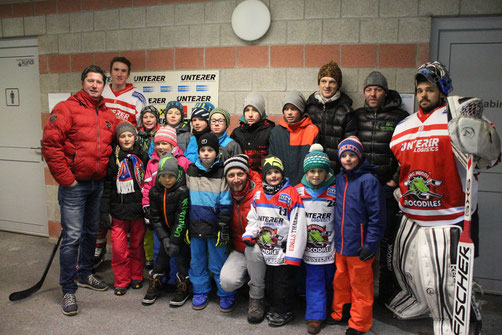 Obmann Gerhard Maier, Sebastian Schild und Petr Matousek mit den Lauftalenten; Foto: Lauftreff Breitenbach