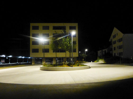 Unser Bild und den beleuchteten Bubiker Bahnhofplatz (Screenshot brunner-elektro-engineering.ch)