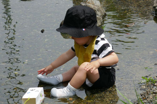 京都の幼児教室で1歳児が初めての水遊びを楽しんでいます。