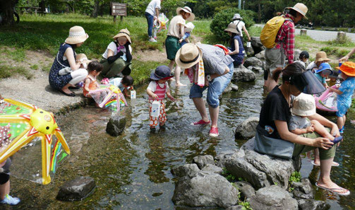 未就園児親子クラス（0～2歳児）の今日のレッスン場所は、京都御苑の出水の小川。赤お母様といっしょに水遊びに夢中です。