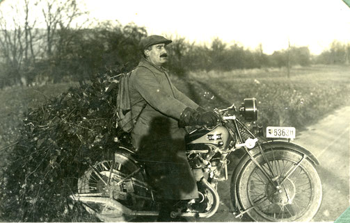 Johann Liechti führt gesammelte Efeuranken mit seinem Condor-Motorrad heim. 