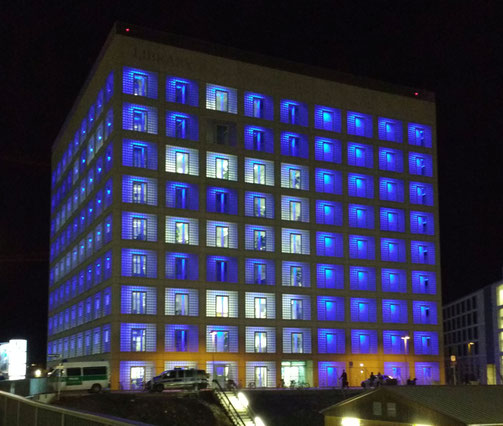 Die Stuttgarter Stadtbibliothek bei Nacht