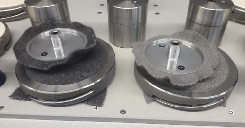Zwei gegeneinander sich drehende Kreisplatten zum Testen von Reibung bei Wolle