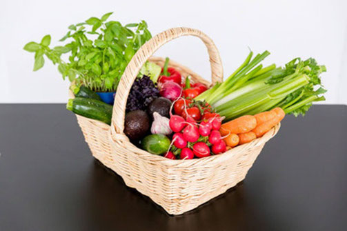 Gesund einkaufen mit frischem Gemüse fürs Abnehmen