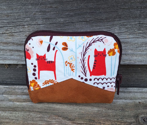 mignon portefeuille minimaliste femme, tissu blanc avec des chats, faux cuir cognac, idée cadeau Noël , anniversaire, fête des mères